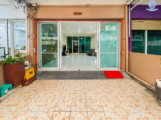 *****อาคารพาณิชย์มือสองย่านกรุงเทพฯ โกสุมรวมใจ แจ้งวัฒนะ เนื้อที่กว้าง 16 ตร.ว. ฟังก์ชัน 4 ห้องนอน 3 ห้องน้ำ ที่จอดรถ 1 คัน ฟรี! เครื่องปรับอากาศ 1 เครื่อง อยู่ในย่านค้าขาย เปิดเป็น Home Office ก็ดี หรือเน้นอยู่อาศัยก็สบาย ตั้งบนทำเลแห่งการเดินทาง เชื่อมต่อถนนวิภาวดีรังสิต, ถนนแจ้งวัฒนะ, ถนนสรงประภา และจุดขึ้นทางด่วน "อุตราภิมุข"